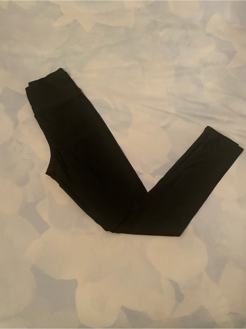✨Bundle : Buy 6 for $80

🖤 Sleek Black High-Waist Garage Leggings!